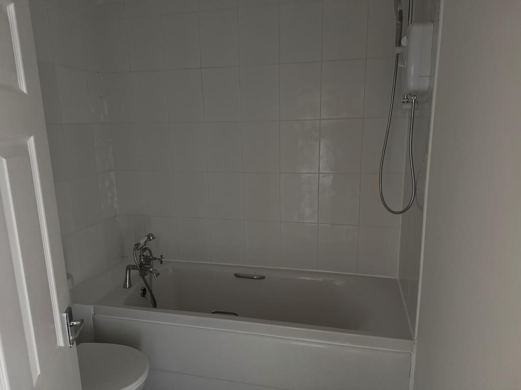 Lot: 103 - FLAT WITH PARKING FOR OCCUPATION, INVESTMENT OR HOLIDAY USE - Bathroom